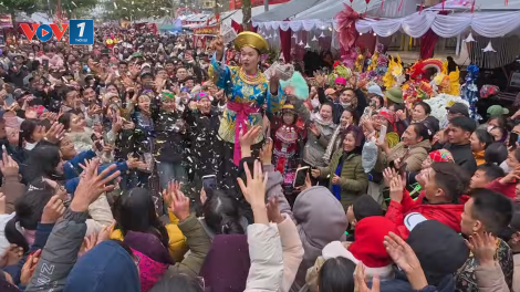 Ném tiền nơi lễ hội: Tín ngưỡng, thói quen hay lệch chuẩn?