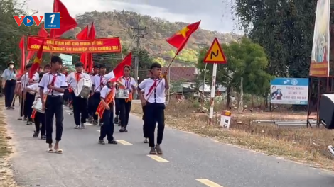 Hàng trăm học sinh miền núi Lâm Đồng diễu hành cổ động ngày bầu cử