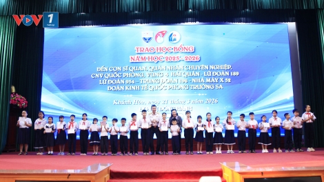 Vùng 4 Hải quân phối hợp trao Học bổng Vừ A Dính tiếp sức con em gia đình quân nhân