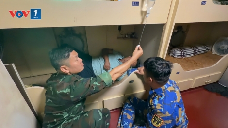 Hải đoàn 129 Hải quân hỗ trợ vận chuyển cấp cứu ngư dân bị nạn trên quần đảo Trường Sa