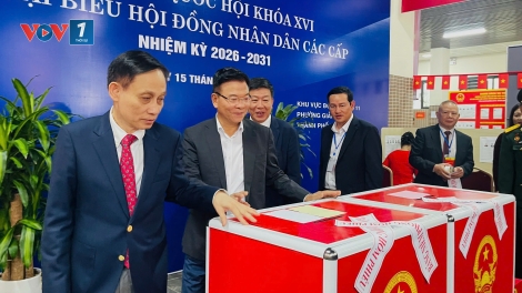 Phó Thủ tướng Chính phủ Lê Thành Long và Bộ trưởng Bộ Ngoại giao Lê Hoài Trung tại điểm bầu cử