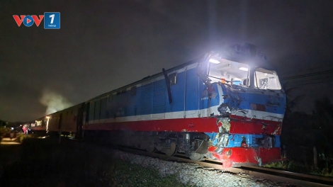 Tàu SE8 va chạm xe tải ở Quảng Ngãi, hai tài xế bị thương
