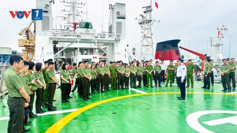 Gắn lý luận với thực tiễn biển, đảo qua chuyến học tập tại Vùng Cảnh sát biển 1