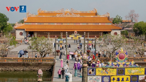Huế: Đông đảo du khách tham quan di tích dịp kỷ niệm Ngày Giải phóng Huế