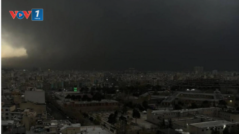 “Mưa đen” trút xuống Tehran sau các cuộc tấn công của Israel vào cơ sở dầu mỏ Iran