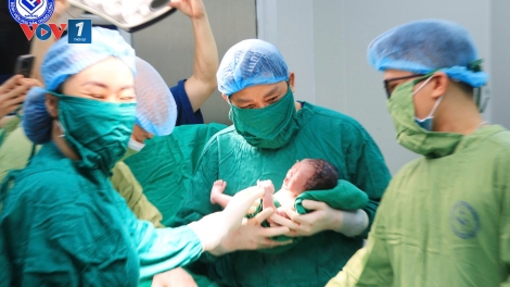 Sản phụ 60 tuổi sinh bé trai khỏe mạnh tại Bệnh viện Phụ sản Trung ương