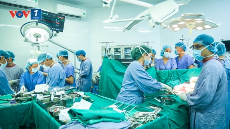 Các thầy thuốc Việt Nam lần đầu tiên thực hiện thành công ca ghép đa tạng Domino