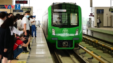 Giá xăng tăng, nhiều người dân lựa chọn di chuyển bằng phương tiện công cộng ở Hà Nội