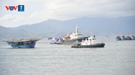 Tàu 950, Lữ đoàn 955 cứu hộ, đưa 36 ngư dân Quảng Ngãi gặp nạn vào bờ an toàn