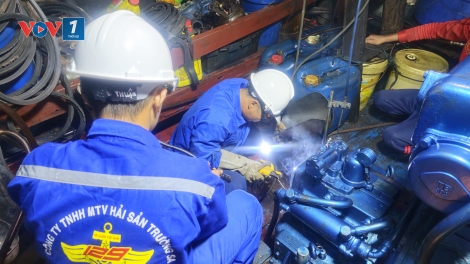 Sửa chữa kịp thời tàu cá Phú Yên gặp sự cố tại Trường Sa