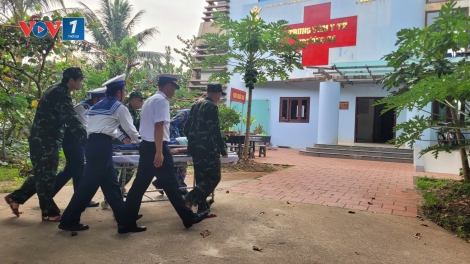 Bệnh xá Trường Sa cấp cứu kịp thời ngư dân nghi đột quỵ trên biển