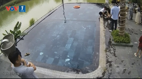 Bác sĩ Bệnh viện Bạch Mai cấp cứu thành công cháu bé ngừng thở, ngừng tim tại bể bơi