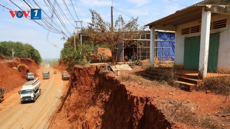 Bài học cần rút ra trong xây dựng hạ tầng từ vụ việc nhà dân ‘bị treo’ bên đường ĐT 573 ở Đồng Nai