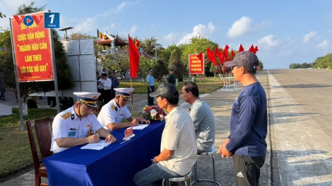Cán bộ, chiến sĩ đảo Trường Sa hướng dẫn ngư dân đăng ký tham gia bầu cử