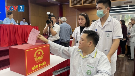 Hòm phiếu di động – mang không khí ngày hội bầu cử đến với bệnh nhân