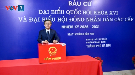 Ông Đoàn Minh Huấn bẩu cử tại khu vực bỏ phiếu số 4, phường Thanh Xuân, Hà Nội