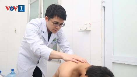 Hà Nội: Nhiều trẻ đến bệnh viện khám trong tình trạng cong vẹo cột sống nghiêm trọng đến 60-80 độ