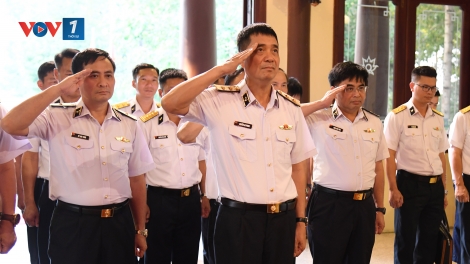 Phó Đô đốc Nguyễn An Phong dâng hương tưởng niệm Chủ tịch Tôn Đức Thắng