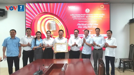 VOV tặng Bằng khen Sở Văn hóa Thể Thao và Du lịch Quảng Ninh