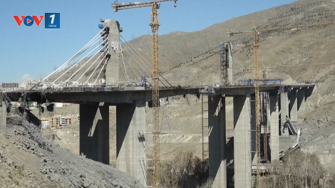 Người dân Iran bàng hoàng sau khi cây cầu lớn nhất nước bị đánh sập