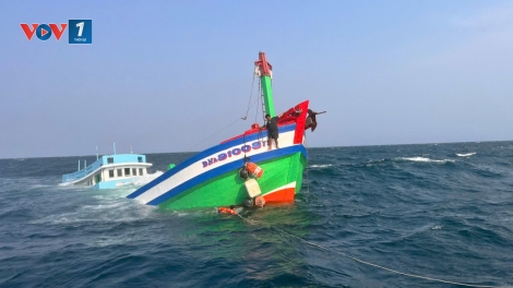 Cứu kịp thời 2 thuyền viên tàu cá bị chìm cách bờ 4 hải lý