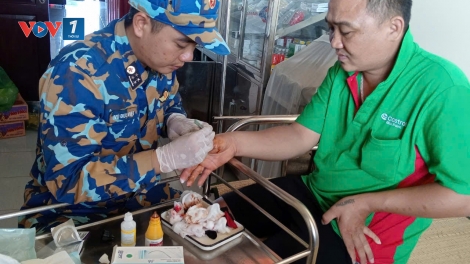 Nhà giàn DK1/7 kịp thời sơ cứu ngư dân bị cá chình cắn trên biển