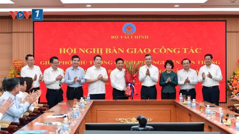 Bàn giao công tác giữa Phó Thủ tướng Nguyễn Văn Thắng và Bộ trưởng Bộ Tài chính Ngô Văn Tuấn