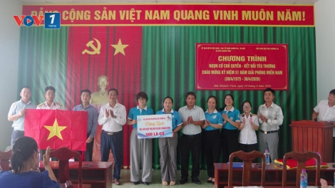 Trao hơn 500 lá cờ Tổ quốc, lan tỏa tình cảm đất liền với Trường Sa