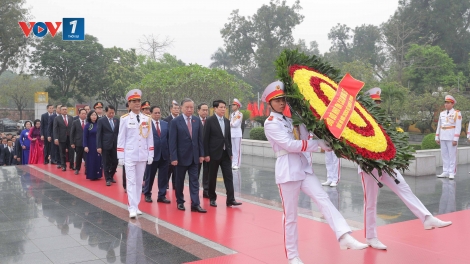 Lãnh đạo Đảng, Nhà nước và các đại biểu Quốc hội vào Lăng viếng Chủ tịch Hồ Chí Minh