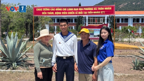 Ấm áp ngày thân nhân chiến sĩ mới thăm đơn vị ở Vùng 4 Hải quân