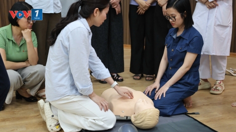 Chuyên gia cao cấp về miền núi tập huấn cấp cứu ngừng tuần hoàn cho y tế cơ sở