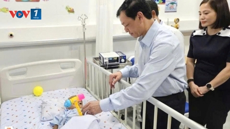 Lãnh đạo Bộ Y tế thăm, tặng quà cho bệnh nhi là nạn nhân bị bạo hành tại thành phố Hồ Chí Minh