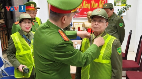 Ông Nguyễn Đình Hợi - người đàn ông 80 tuổi gần 40 năm giữ bình yên cho các con phố