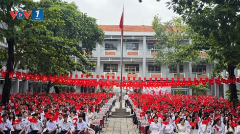 Rừng cờ hoa chào mừng ngày Quốc khánh 2/9 trong trường học
