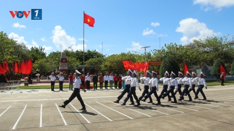 Lễ chào cờ - khoảnh khắc thiêng liêng trên đảo Trường Sa