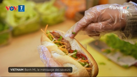 Từ ổ bánh đường phố đến bàn ăn Michelin: Bánh mì Việt Nam lên báo Pháp