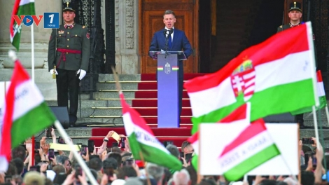 Tân thủ tướng Hungary tuyên thệ nhậm chức, kết thúc 16 năm cầm quyền của ông Viktor Orban