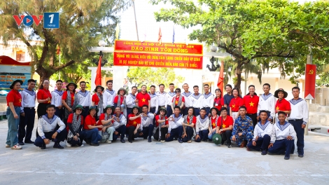 Đoàn công tác Bộ Y tế thăm, tặng quà cho cán bộ, chiến sĩ và nhân dân tại Đặc khu Trường Sa
