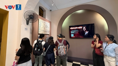 Dịp lễ 30/4 – 1/5: Người dân tìm về Nhà tù Hỏa Lò để “chạm” vào lịch sử