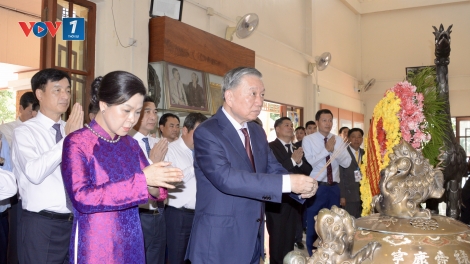 Tổng Bí thư, Chủ tịch nước Tô Lâm dâng hương tưởng nhớ Chủ tịch Hồ Chí Minh ở Thái Lan