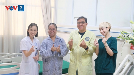 Bệnh nhân nước ngoài hài lòng sau ca phẫu thuật tuyến giáp tại Bệnh viện Nội tiết Trung ương