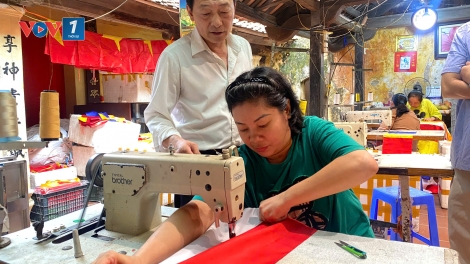 Người bền bỉ “mở lối” cho người khuyết tật bằng nghề may cờ   