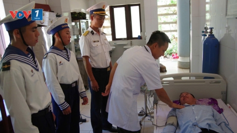 Trung tâm y tế Trường Sa tiếp nhận, điều trị ngư dân bị viêm loét dạ dày hành tá tràng