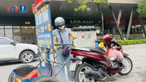Người phụ nữ thu gom đinh trên đường phố Hà Nội