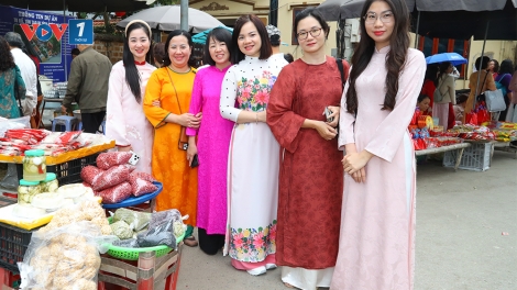 Cán bộ, hội viên Hội Phụ nữ Văn phòng Bộ Quốc phòng tìm hiểu những giá trị tốt đẹp của dân tộc