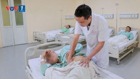 Bệnh viện E tán sỏi qua da thành công cho bệnh nhân biến dạng cột sống suốt 18 năm