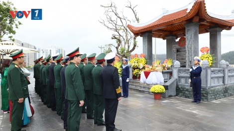 Đại tướng Phan Văn Giang và lãnh đạo Bộ Quốc phòng dâng hương tưởng nhớ Đại tướng Võ Nguyên Giáp
