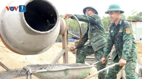 Lực lượng vũ trang “chia lửa” trên công trường xây dựng trường nội trú liên cấp vùng biên