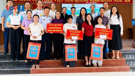 Lữ đoàn 161 tiếp sức con ngư dân, xây dựng thế trận lòng dân trên biển