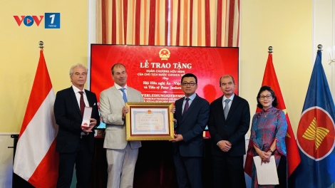 Trao tặng Huân chương Hữu nghị của Chủ tịch nước cho ông Peter Jankowitsch và Hội Hữu nghị Áo – Việt